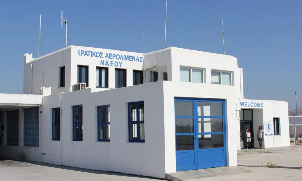 Αεροδρόμιο Νάξου: «Μπλόκο» της αστυνομίας σε ζευγάρι που κρατούσε χειροπέδες!